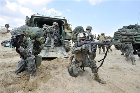 Lính thủy đánh bộ Mỹ và Hàn Quốc tham gia tập trận chung tại Pohang, cách thủ đô Seoul (Hàn Quốc) 270km về phía Đông Nam ngày 26/4/2013. (Ảnh: AFP/TTXVN)