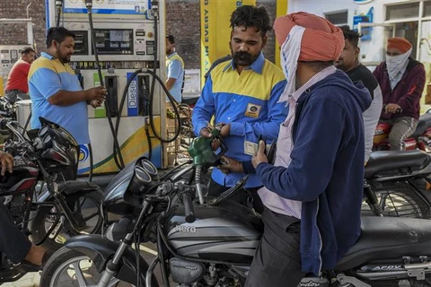 Một trạm xăng ở Amritsar (Ấn Độ), ngày 8/11/2021. (Ảnh: AFP/TTXVN)