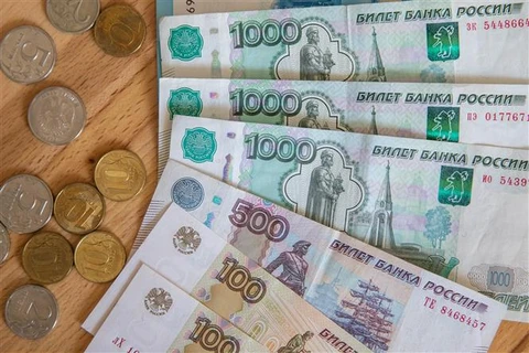 Đồng tiền giấy và tiền xu ruble tại thủ đô Moskva (Nga) ngày 24/3/2022. (Ảnh: THX/TTXVN)