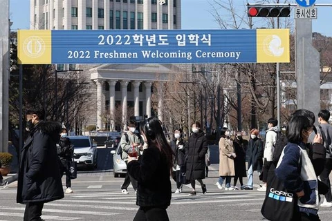 Sinh viên Trường đại học Hankuk trở lại học trực tiếp tại Seoul (Hàn Quốc), ngày 2/3/2022. (Ảnh: Yonhap/TTXVN)