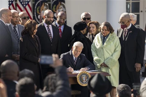 Tổng thống Mỹ Joe Biden ký ban hành luật chống hành động tư hình do phân biệt chủng tộc tại Nhà Trắng, ngày 29/3/2022. (Ảnh: THX/TTXVN)