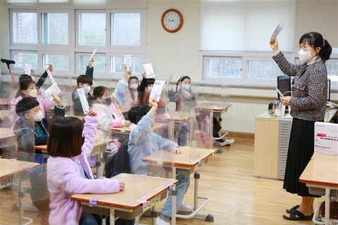 Học sinh quay lại học trực tiếp tại một trường học ở Daegu (Hàn Quốc), ngày 2/3/2022. (Ảnh: Yonhap/TTXVN)