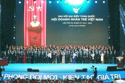 Lãnh đạo Đảng, Nhà nước tặng hoa chúc mừng Ban Chấp hành Hội Doanh nhân trẻ Việt Nam khóa 7, nhiệm kỳ 2022-2025. (Ảnh: Minh Đức/TTXVN)