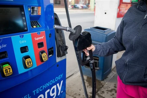 Bơm xăng cho phương tiện tại một trạm xăng ở New York (Mỹ) ngày 8/3/2022. (Ảnh: THX/TTXVN)
