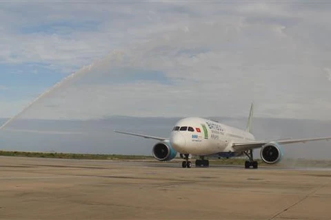 Máy bay chở khách quốc tế đáp tại sân bay Cam Ranh (Khánh Hòa), ngày 25/11/2021. (Ảnh: Phan Sáu/TTXVN)