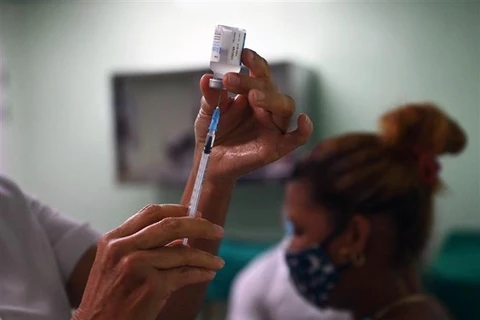 Nhân viên y tế tiêm vaccine phòng COVID-19 cho người dân tại Cienfuegos (Cuba). (Ảnh: AFP/TTXVN)