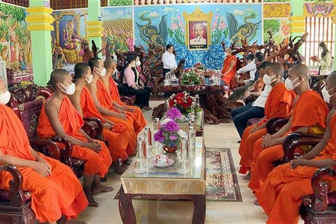 Chủ tịch Hội đồng Dân tộc Quốc hội Y Thanh Hà Niê KĐăm chúc Tết Khmer tại chùa Som Rong, thành phố Sóc Trăng. (Ảnh: Trung Hiếu/TTXVN)