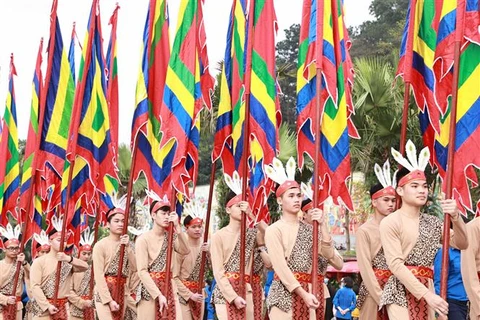 100 thanh niên tượng trưng cho con Lạc cháu Hồng trong trang phục cổ, tay giương cao cờ hội, thể hiện sức sống mãnh liệt của dòng giống Tiên Rồng, tại lễ Giỗ Tổ Hùng Vương ở Phú Thọ năm 2021. (Ảnh: Thống Nhất /TTXVN)