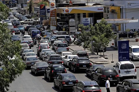 Các phương tiện xếp hàng dài tại trạm xăng ở Beirut (Liban) trong bối bối cảnh quốc gia Trung Đông đối mặt với tình trạng thiếu hụt nhiên liệu trầm trọng, hồi tháng 6/2021. (Ảnh: AFP/TTXVN)