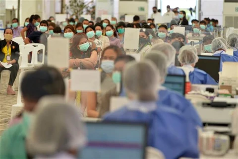 Người dân xếp hàng chờ tiêm vaccine phòng COVID-19 tại Bangkok (Thái Lan), ngày 23/2/2022. (Ảnh: THX/TTXVN)