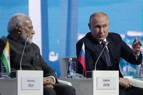 Thủ tướng Ấn Độ Narendra Modi (trái) và Tổng thống Nga Vladimir Putin tại cuộc họp trong khuôn khổ Diễn đàn Kinh tế phương Đông ở Vladivostok (Nga), ngày 5/9/2019. (Ảnh: AFP/TTXVN)