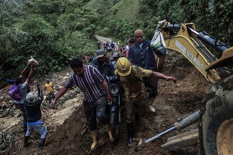 Hiện trường vụ lở đất do mưa lũ tại mỏ vàng ở Abriaqui, Antioquia (Colombia), ngày 7/4/2022. (Ảnh: AFP/TTXVN)