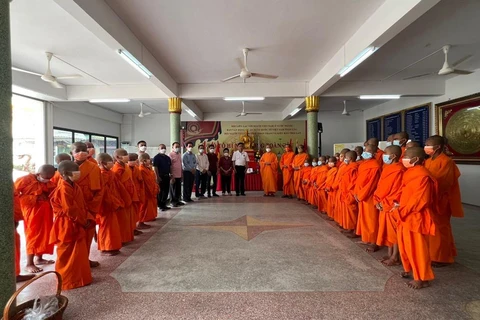 Trong không khí thành kính, trang nghiêm, các đại biểu tham dự Lễ Giỗ tổ Hùng Vương tại Udon Thani ngày 10/4 dâng hương tưởng nhớ công ơn các Vua Hùng. (Ảnh: TTXVN phát)