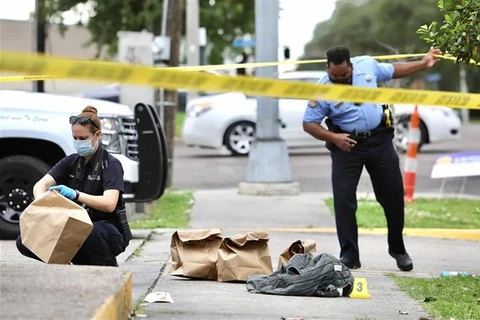Cảnh sát điều tra tại hiện trường một vụ xả súng ở New Orleans, bang Louisiana (Mỹ) ngày 2/5/2021. (Ảnh: AP/TTXVN)