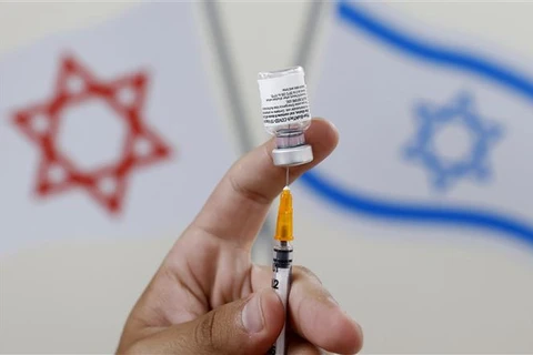 Một điểm tiêm chủng vaccine ngừa COVID-19 ở Tel Aviv (Israel). (Ảnh: AFP/TTXVN)