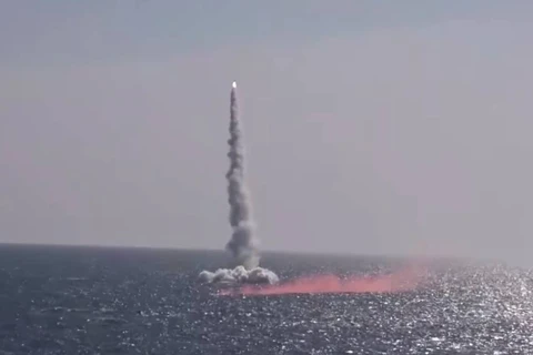 Tên lửa hành trình Kalibr của Nga được bắn thử từ một tàu ngầm ở Biển Nhật Bản, trong một video do Bộ Quốc phòng Nga đăng tải trên Twitter hôm 14/4/2022. (Nguồn: japantimes.co.jp)