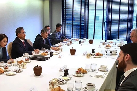 Phái đoàn đặc biệt của chính phủ mới ở Hàn Quốc do nghị sỹ Park Jin (thứ hai, trái) dẫn đầu tham dự cuộc họp với các quan chức Mỹ tại Washington, D.C. ngày 4/4/2022. (Ảnh: Yonhap/TTXVN)