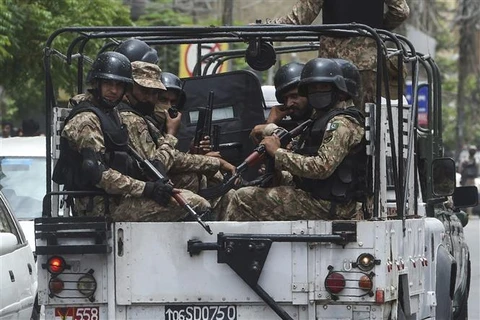 Binh sỹ bán quân sự Pakistan tuần tra trên đường phố Karachi sau một vụ tấn công của các tay súng ở đây. (Ảnh: AFP/TTXVN)