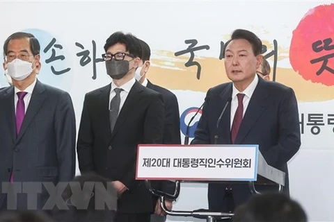 Tổng thống đắc cử Hàn Quốc Yoon Suk-yeol (phải) đề cử ông Han Dong-hoon (giữa) làm Bộ trưởng Tư pháp tại cuộc họp báo ở Seoul ngày 13/4. (Ảnh: Yonhap/TTXVN)