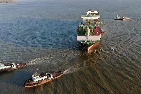 Tàu container Ever Forward mắc cạn tại vịnh Chesapeake của Mỹ được giải phóng dưới sự hỗ trợ của nhiều tàu kéo, ngày 17/4/2022. (Ảnh: US Coast Guard/TTXVN)