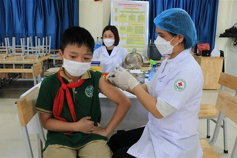 Tiêm vaccine phòng COVID-19 cho học sinh Trường Tiểu học và Trung học Cơ sở Hoàng Hoa Thám, thành phố Bắc Ninh. (Ảnh: Đinh Văn Nhiều/TTXVN)