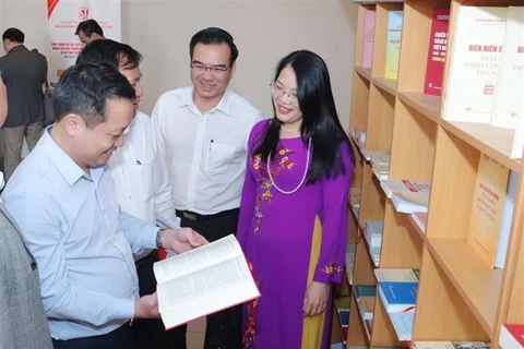 Đại biểu tham quan trưng bày Tủ sách Bảo vệ nền tảng tư tưởng của Đảng và khai trương Tủ sách Chi bộ điện tử. (Ảnh: Phương Hoa/TTXVN)