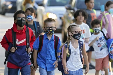 Các em nhỏ đeo khẩu trang phòng dịch COVID-19 khi trở lại trường học sau thời gian dài giãn cách, tại Riverview, bang Florida (Mỹ) ngày 10/8/2021. (Ảnh: AP/TTXVN)