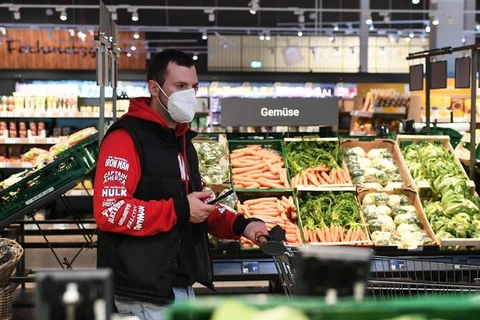 Người dân chọn mua hàng tại một siêu thị ở Frankfurt (Đức) ngày 7/4/2022. (Ảnh: THX/TTXVN)