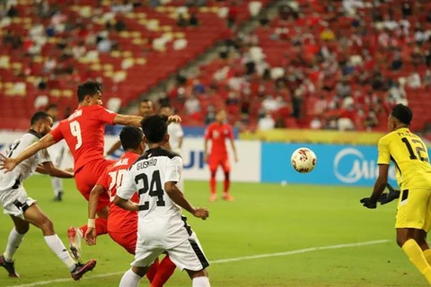 Tiền đạo số 9 Ikhsan Fandi của Singapore trong một pha tấn công khung thành đội tuyển Timor Leste, trong trận đấu tại AFF Suzuki Cup 2020, hồi tháng 12/2021. (Ảnh: Thế Vũ/TTXVN)