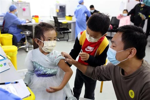 Trẻ em được tiêm vaccine phòng COVID-19 tại Thượng Hải (Trung Quốc), ngày 20/11/2021. (Ảnh: THX/TTXVN)