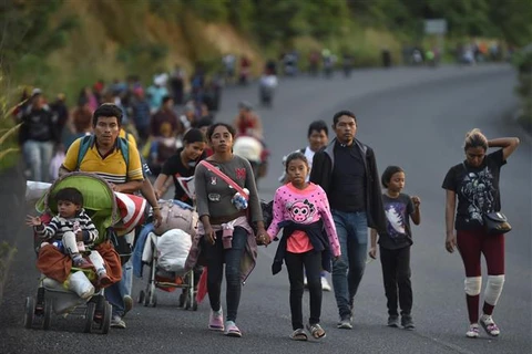 Trẻ em di cư trong hành trình theo cha mẹ tới Mỹ tại Palomares, bang Oaxaca (Mexico), ngày 15/11/2021. Ảnh: AFP/TTXVN)