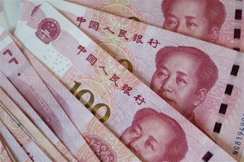 Đồng tiền mệnh giá 100 nhân dân tệ của Trung Quốc tại Bắc Kinh. (Ảnh: AFP/TTXVN)