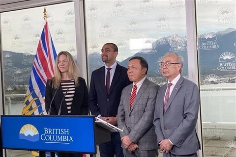 Tổng lãnh sự Việt Nam tại Vancouver Nguyễn Quang Trung (thứ hai, phải) tham dự lễ khai trương Văn phòng đầu tư gỗ của tỉnh British Columbia tại Bình Dương. (Ảnh: Trung Dũng/TTXVN)