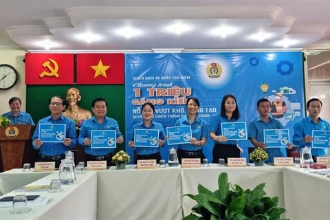 Lãnh đạo Liên đoàn Lao động các tỉnh phía Nam đăng ký hưởng ứng thi đua cao điểm thực hiện chương trình "1 triệu sáng kiến." (Ảnh: Thanh Vũ/TTXVN)