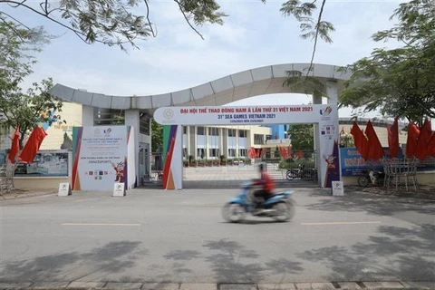 Cổng vào nhà thi đấu Long Biên (Hà Nội) - nơi tổ chức thi đấu bộ môn Khiêu vũ thể thao (Dancesports) của Sea Games 31. (Ảnh: Minh Quyết/TTXVN)