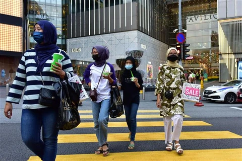 Người dân đeo khẩu trang phòng dịch COVID-19 tại Kuala Lumpur (Malaysia). (Ảnh: THX/TTXVN)