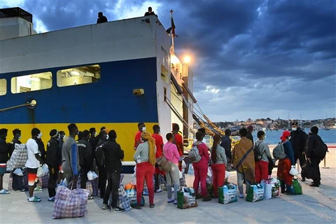 Người di cư trên đảo Lampedusa (Italy), ngày 14/5/2021. (Ảnh: AFP/TTXVN)