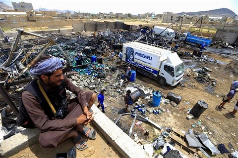Cảnh đổ nát tại một nhà kho ở Sanaa (Yemen), sau vụ không kích của Liên quân Arab do Saudi Arabia dẫn đầu. (Ảnh: AFP/TTXVN)