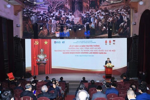 Trường Đại học Khoa học Tự nhiên (Đại học Quốc gia Hà Nội) tổ chức Lễ kỷ niệm 65 năm truyền thống và đón nhận Huân chương Lao động hạng Ba, ngày 20/11/2021. (Ảnh: Tuấn Anh/TTXVN)