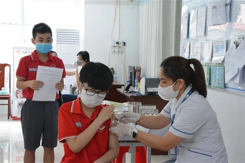 Tiêm vaccine cho học sinh tại Trường Tiểu học, Trung học cơ sở và Trung học Victory, thành phố Buôn Ma Thuột). (Ảnh: Tuấn Anh/TTXVN)