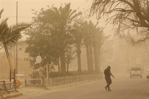 Bão bụi quét qua thành phố Nasiriyah (Iraq) ngày 9/4/2022. (Ảnh: AFP/TTXVN)