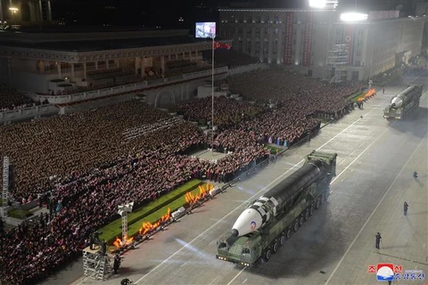 Tên lửa đạn đạo liên lục địa mới Hwasong-17 trong lễ duyệt binh nhân kỷ niệm 90 năm Ngày thành lập Quân đội Cách mạng Nhân dân Triều Tiên tại Quảng trường Kim Nhật Thành ở thủ đô Bình Nhưỡng, tối 25/4/2022. (Ảnh:Yonhap/TTXVN)