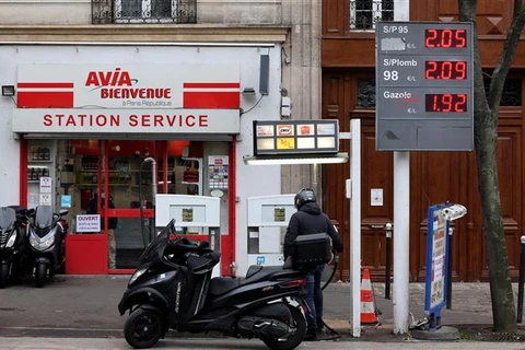 Một trạm bán xăng dầu tại Paris (Pháp). (Ảnh: AFP/TTXVN)