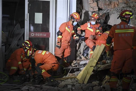 Nhân viên cứu hộ tìm kiếm nạn nhân trong vụ sập nhà ở thành phố Trường Sa, tỉnh Hồ Nam (Trung Quốc), ngày 29/4/2022. (Ảnh: AFP/TTXVN)