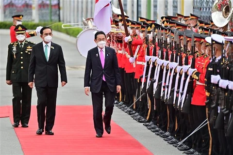Thủ tướng Thái Lan Prayut Chan-O-Cha và Thủ tướng Nhật Bản Kishida Fumio duyệt đội danh dự tại Bangkok (Thái Lan), ngày 2/5/2022. (Ảnh: AFP/TTXVN)