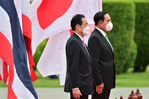 Thủ tướng Thái Lan Prayut Chan-O-Cha và Thủ tướng Nhật Bản Kishida Fumio duyệt đội danh dự tại Bangkok (Thái Lan), ngày 2/5/2022. (Ảnh: AFP/TTXVN)