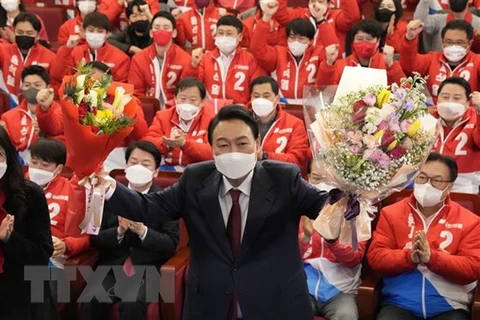 Tổng thống đắc cử Hàn Quốc Yoon Suk-yeol mừng chiến thắng cùng những người ủng hộ tại trụ sở Đảng Sức mạnh Nhân dân (PPP) ở Seoul, sau khi kết quả bầu cử Tổng thống được công bố, ngày 10/3/2022. (Ảnh: AFP/TTXVN)