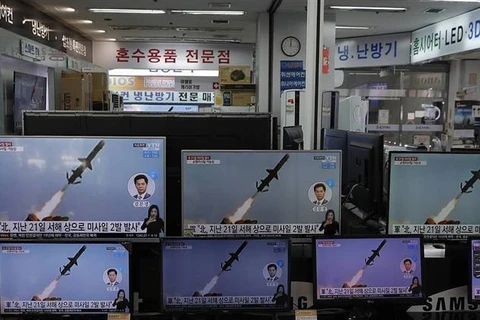 Hình ảnh một vụ phóng thử tên lửa của Triều Tiên được phát trên chương trình tin tức của truyền hình Hàn Quốc ở thủ đô Seoul, ngày 24/3/2021. (Ảnh: AP/TTXVN)