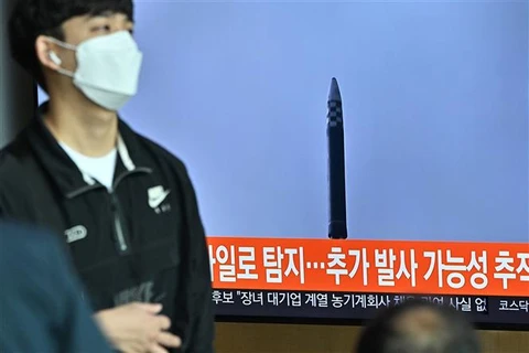 Hình ảnh vụ phóng vật thể bay của Triều Tiên được đăng phát trên kênh truyền hình của Hàn Quốc, ngày 4/5/2022. (Ảnh: AFP/TTXVN)