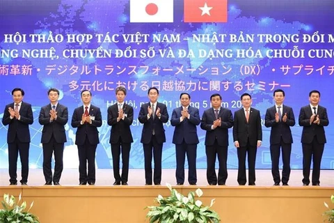Thủ tướng Phạm Minh Chính và Thủ tướng Nhật Bản Kishida Fumio cùng các đại biểu chụp ảnh chung tại hội thảo hợp tác Việt Nam-Nhật Bản trong đổi mới công nghệ, tại Hà Nội sáng 1/5/2022. (Ảnh: Dương Giang/TTXVN)